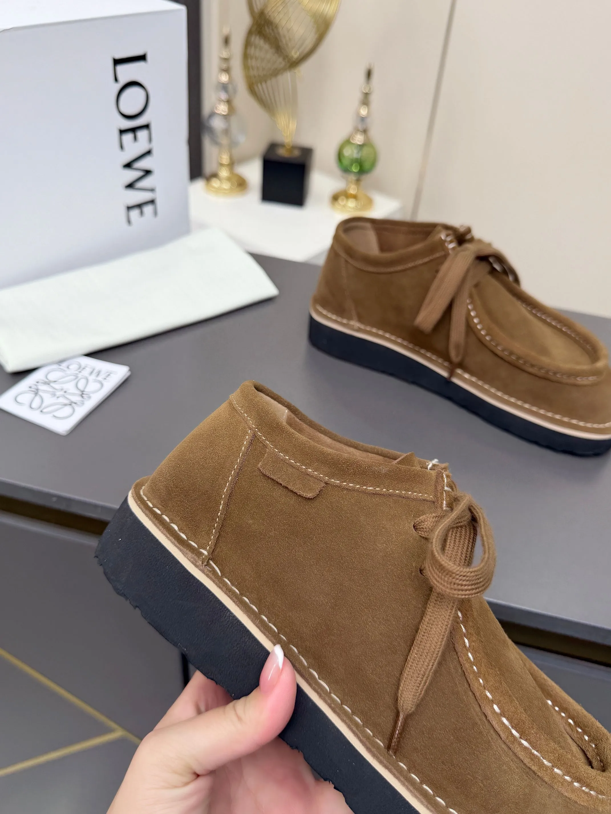 👟👟Ex-factory price 560👟👟 LOEWE·Loewe's latest kangaroo shoes, split cow leather, suede cow leather, thick-soled lace-up casual shoes, lace-up retro British style, from design to texture, allowing you to easily have a high-end luxury wearing experience. The upper is made of imported high-mercerized smooth cow suede. The delicate texture has a natural velvet-like sheen. Every inch exudes low-key sophistication. It is matched with the light-feeling EVA foam outsole. The 3-centimeter heel height is just right. It not only quietly elongates the body shape, but also brings the comfort of walking on the ground! The original version was purchased and developed, and the details are well handled. It is worth owning. It has a unique fashionable and trend-leading style. It is highly recommended to stock up. The shoe style is great, the leather is soft and comfortable, very comfortable on the feet and easy to match. ✦Fabric: imported high mercerized cowhide ✦Lining: no lining ✦Outsole: original EVA foam outsole ✦Number of sizes: women's size: 35#-40# (TT)